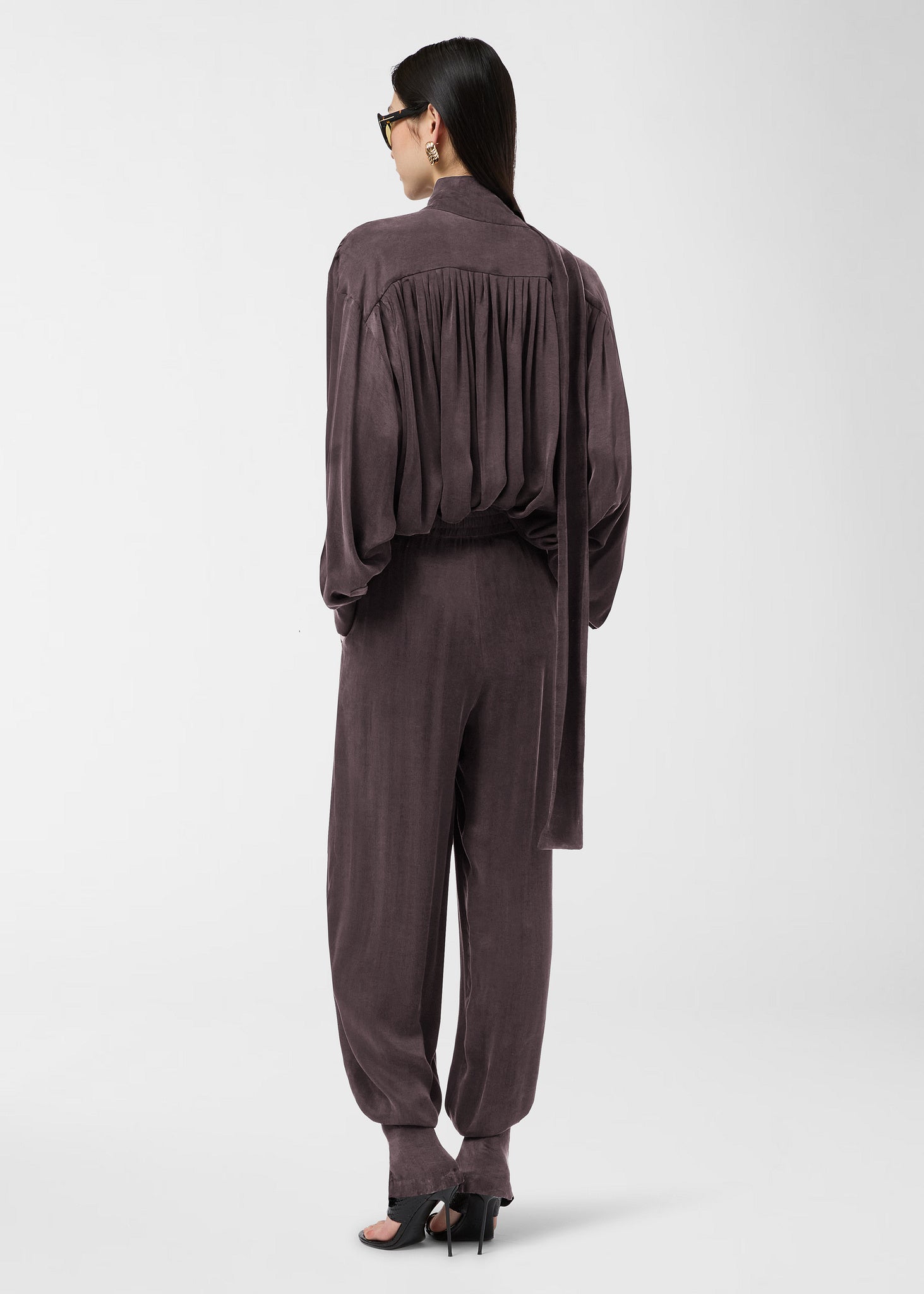 Tie neck satin blouse rouge noir | The Andamane